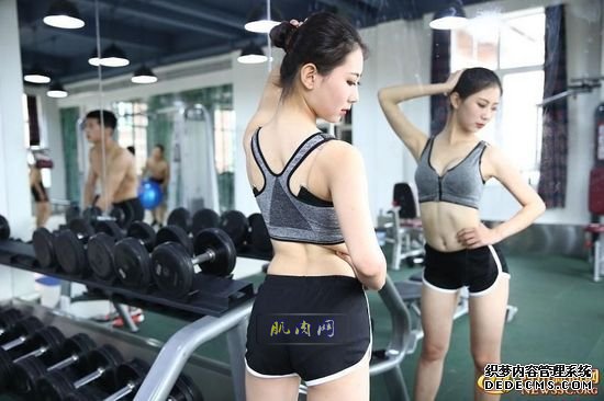 长腿、翘臀的完美身材美女哪里多集中？除了春熙路，可能也就是四川西南航空职业学院健身房了。近日，该校一组美女健身房性感照片走红网络，时尚炫酷高大上的健身房加长腿翘臀完美身材的俏空姐，让网友观后直呼：“看美女不用去春熙路被暴晒了，到西航健身房吹着空调撩师妹去。”